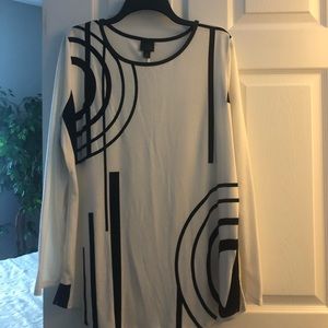 White/black Long Sleeve Size XL